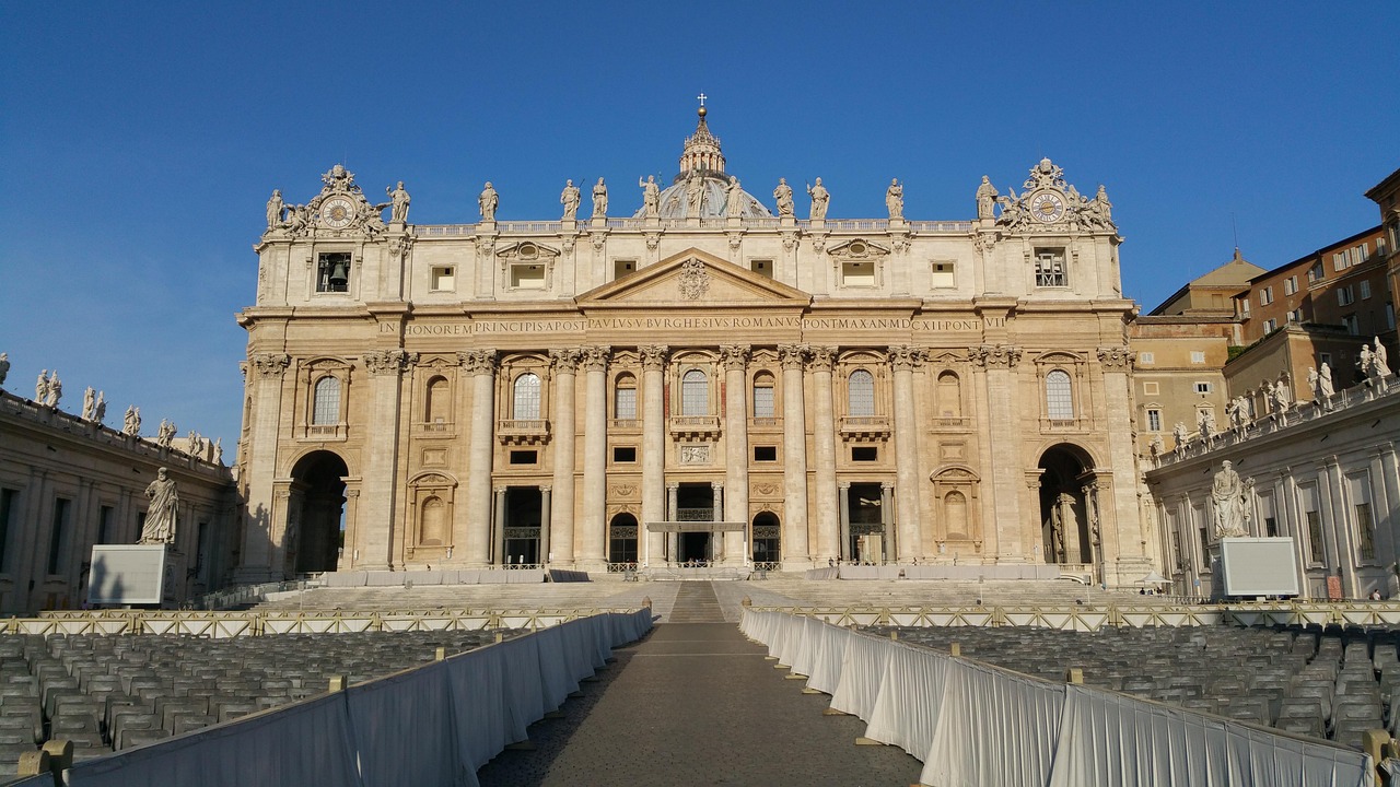 Il Paradiso di Dante illumina Piazza San Pietro