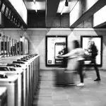 Metropolitana sotto osservazione: due arresti e una strategia silenziosa di contrasto all’illegalità