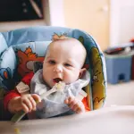 Imparare a mangiare da soli aiuta anche a parlare: lo studio italiano su autonomia e linguaggio