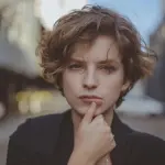 Taglio cortissimi donna: estetica, carattere e logiche di scelta di uno stile che cambia il volto