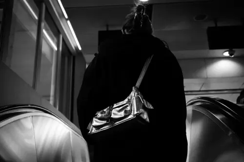 Tenta il borseggio sul bus 64, ma la vittima è una poliziotta: arrestato quarantenne