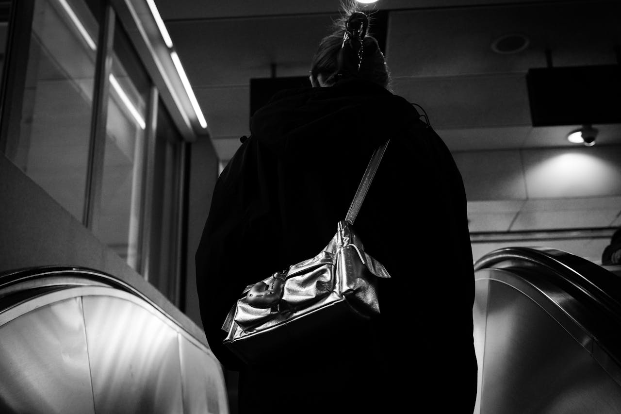 Tenta il borseggio sul bus 64, ma la vittima è una poliziotta: arrestato quarantenne