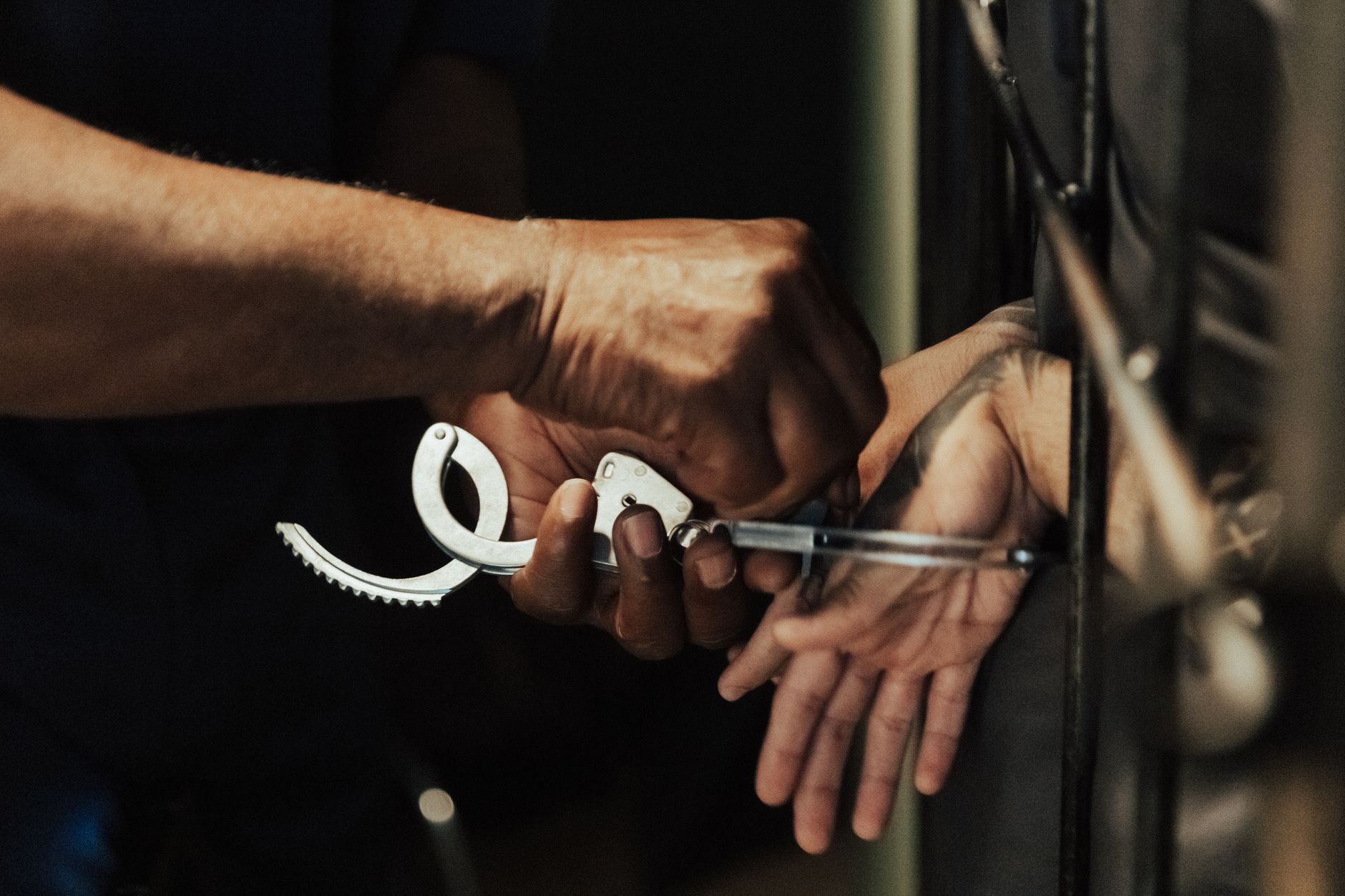 Roma, droga nascosta tra auto e strada: sette arresti al Casilino