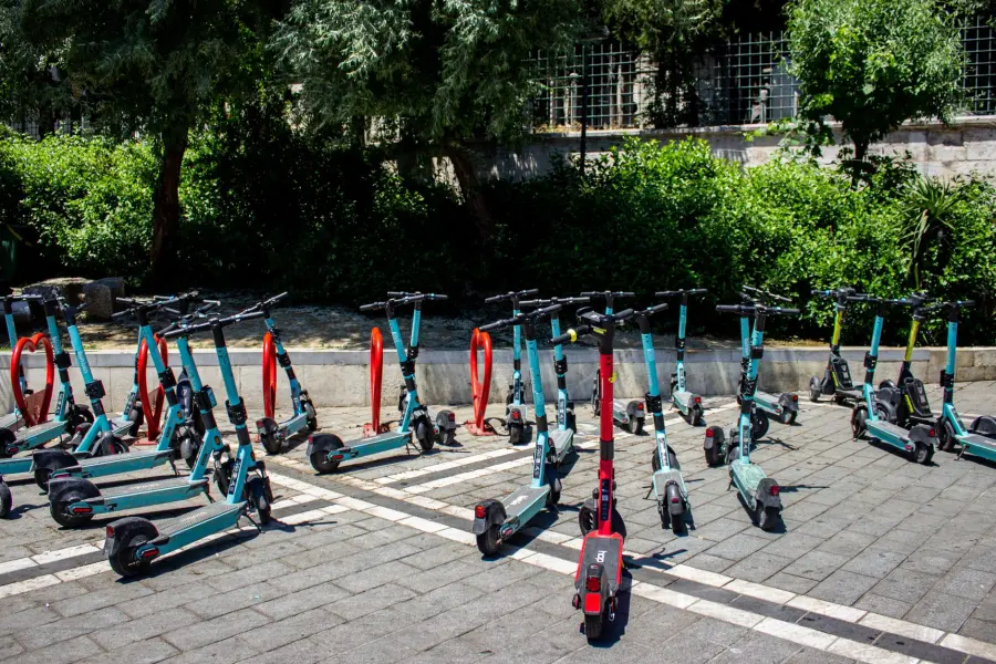 Roma, nuove regole per monopattini e bici sharing: cosa cambia