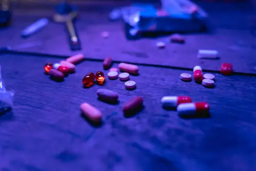 Roma, droga nascosta nei mobili: cinque arresti e 13mila euro
