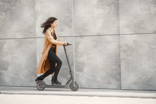 Roma, nuove regole per monopattini e bici in sharing