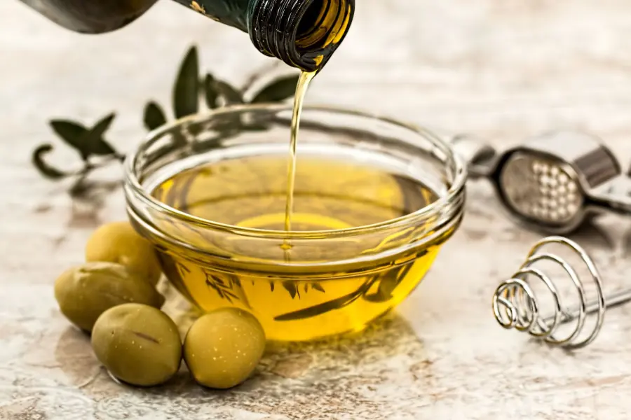 Roma, 100 litri d'olio dal Parco dei Romanisti per le famiglie fragili
