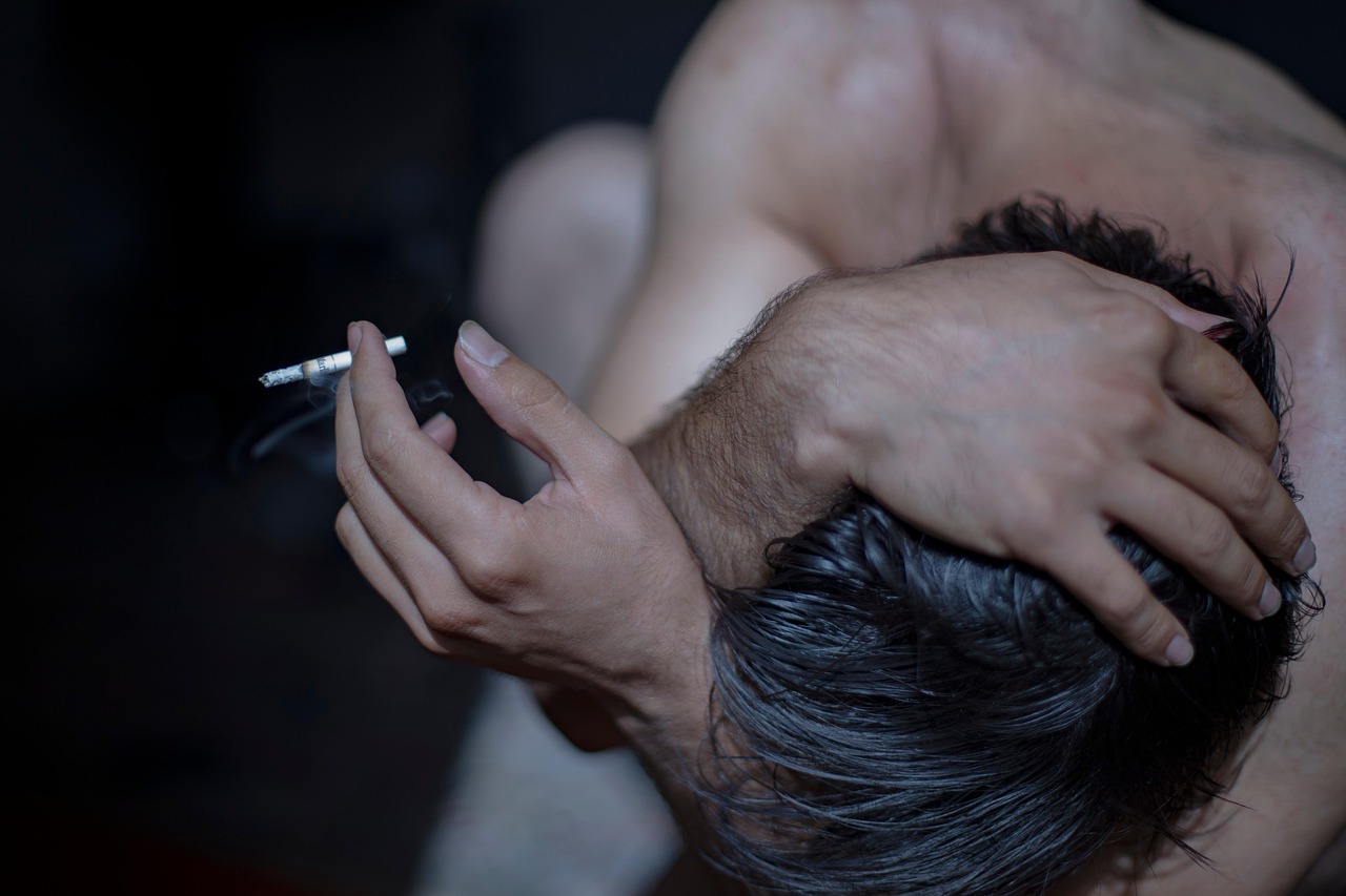 “Fermiamo lo sfruttamento dei giovani”: Ostia ricorda Simone Schiavello con una fiaccolata